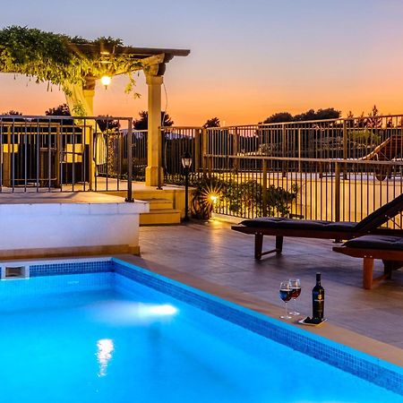 Villa Julia With Heated Pool, Ideal For Large Groups Milna  Exterior foto