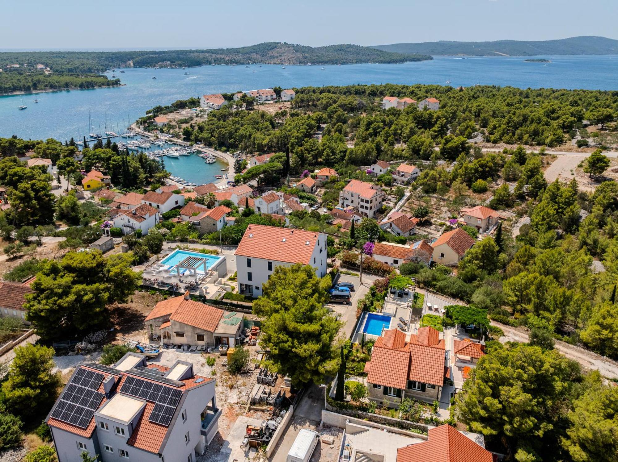 Villa Julia With Heated Pool, Ideal For Large Groups Milna  Exterior foto