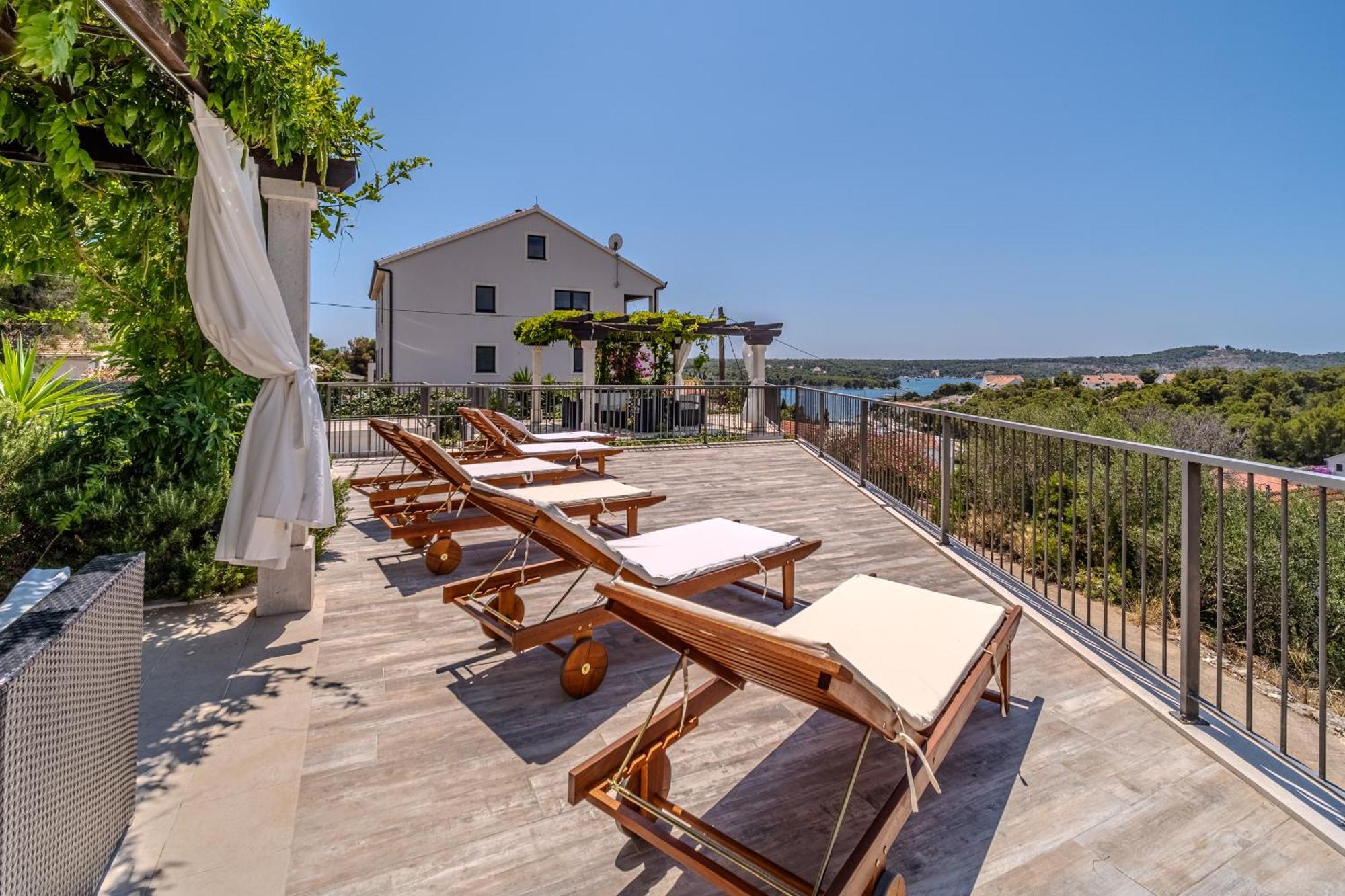 Villa Julia With Heated Pool, Ideal For Large Groups Milna  Exterior foto